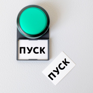 Пластиковая лента PTp-12-W, белая, ширина 12мм, шаг 27 мм (уп. 550 шт.) фото